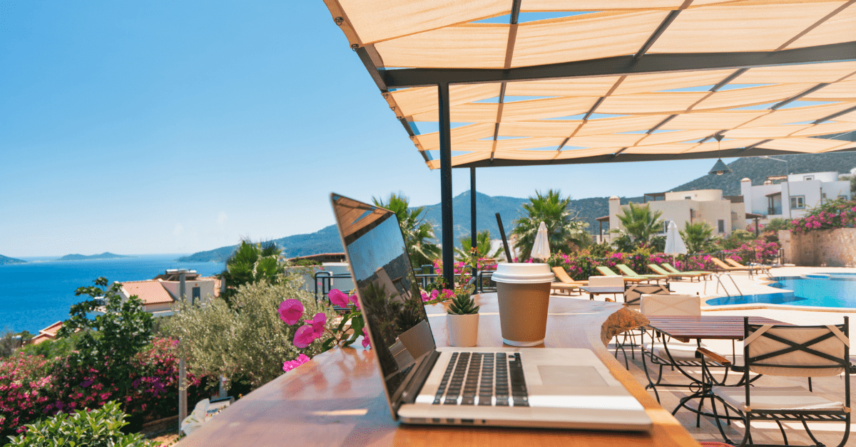 Laptop-beach-min Laptop-beach-min
